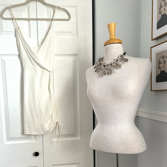 🌷🤍 NWT WHITE LINEN CROSSED STRAP DRESS SIZE XS-S FULLY LINED 🤍🌷 - Picture 2 of 9